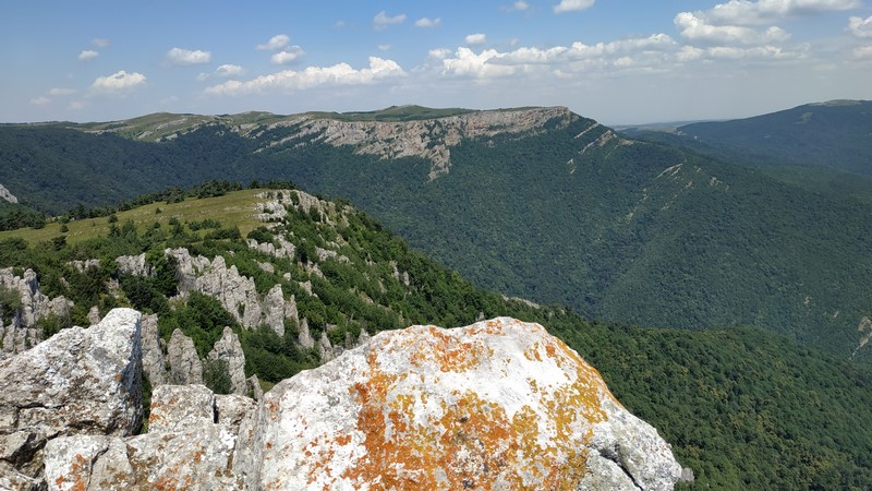 В горном Крыму с видом на плато Тырке... Горный Крым - вид на плато Тырке