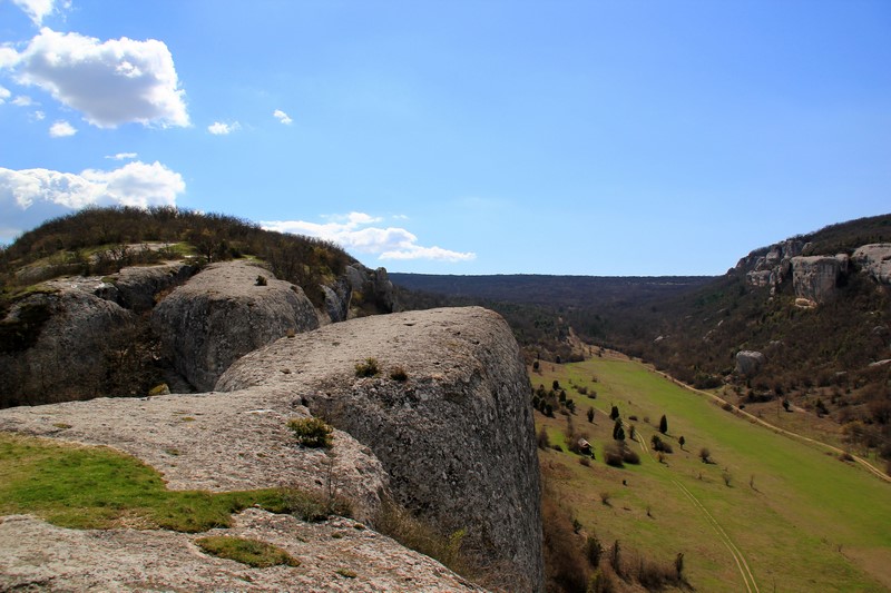 Походы по Крыму с Олегом и его друзьями в выходные дни.